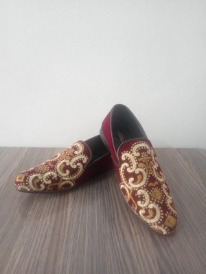 men maroon embroiderd shoe