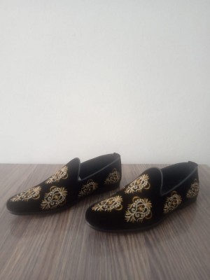 men embroidered shoe